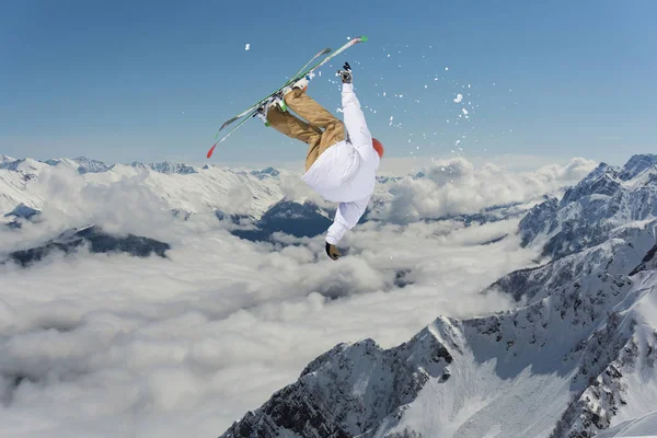 Fliegender Skifahrer auf den Bergen. Extremer Wintersport. — Stockfoto