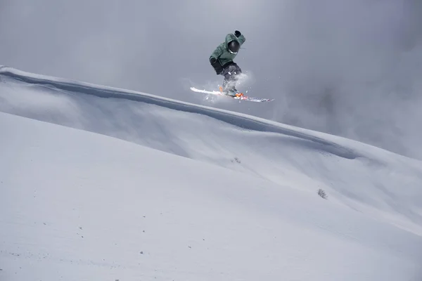 Fliegender Skifahrer auf den Bergen. Extremer Wintersport. — Stockfoto