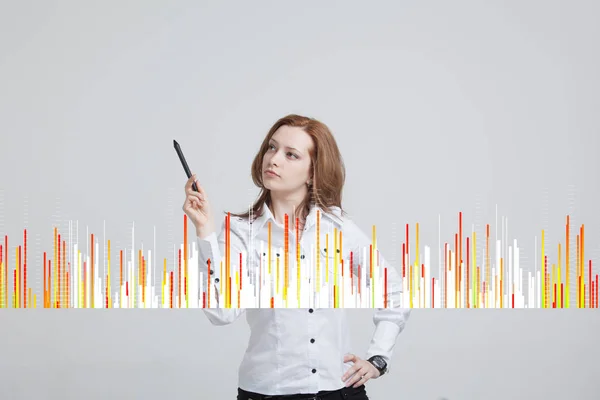 Finans veri kavramı. Analytics ile çalışan kadın. Grafik grafik bilgilerini dijital ekranda. — Stok fotoğraf