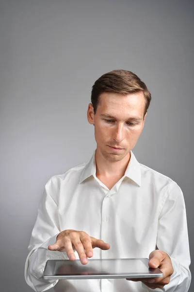 El hombre de la camisa blanca trabaja con la tableta PC — Foto de Stock