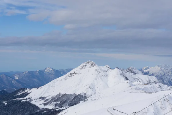 Paysage de montagne hivernal avec nuages . — Photo