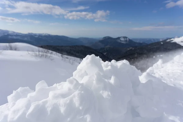 Vinter berglandskap med moln. — Stockfoto