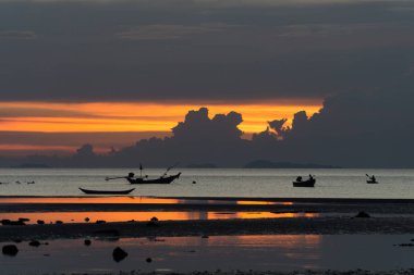 Koh Samui, Tayland deniz manzarası. Gün batımında tekne.