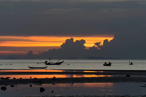 Paisaje marino de Koh Samui, Tailandia. Barcos al atardecer . — Foto de Stock