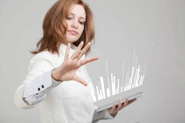 Concepto de datos financieros. Mujer trabajando con Analytics. Gráfico gráfico de información en pantalla digital . — Foto de Stock