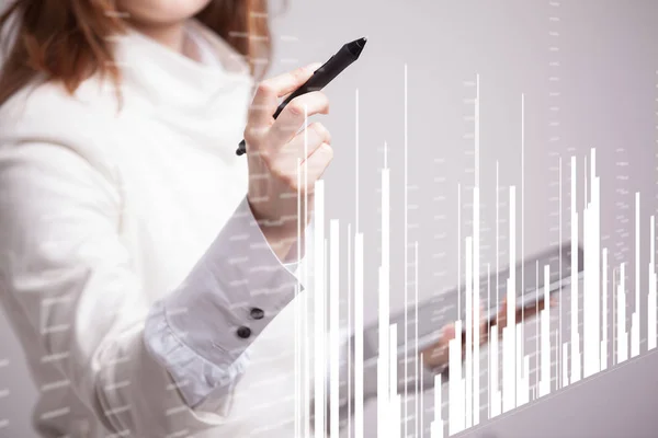 Concepto de datos financieros. Mujer trabajando con Analytics. Gráfico gráfico de información en pantalla digital . — Foto de Stock