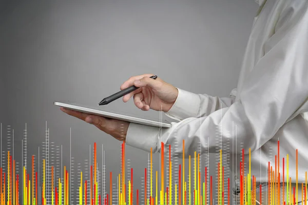 Concepto de datos financieros. Hombre trabajando con Analytics. Gráfico gráfico de información en pantalla digital . — Foto de Stock