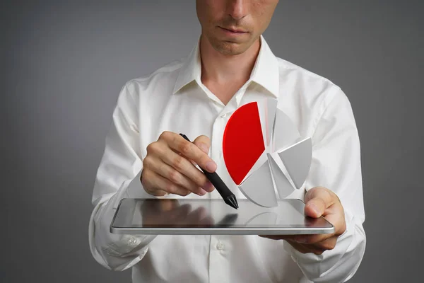 Uomo in camicia bianca che lavora con grafico a torta su un tablet, applicazione per la pianificazione di bilancio o statistiche finanziarie . — Foto Stock