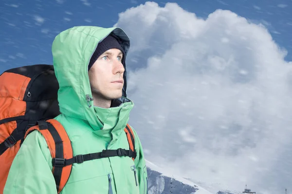 Mannen alpinist ser upp mot ett berg vinterlandskap. — Stockfoto