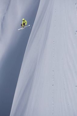 Dağlarda uçan kayakçı. Olağanüstü kış sporu.