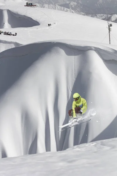 Flygande skidåkare på fjället. Extrem vinter sport. — Stockfoto