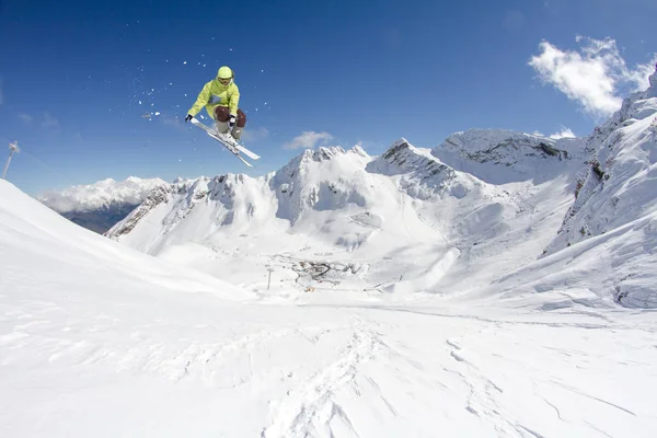 Létající lyžař na horách. Extrémní zimní sport. — Stock fotografie