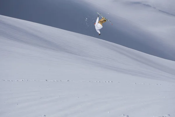 Latający narciarz w górach. Ekstremalny sport zimowy. — Zdjęcie stockowe