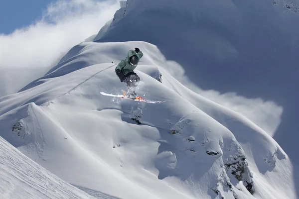 Dağlarda uçan kayakçı. Olağanüstü kış sporu. — Stok fotoğraf