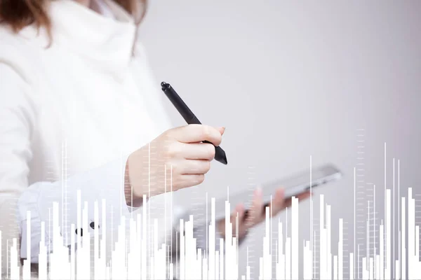 Concepto de datos financieros. Mujer trabajando con Analytics. Gráfico gráfico de información en pantalla digital . — Foto de Stock