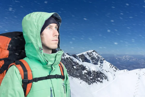 冬の山景色に対して男アルピニストに見える. — ストック写真