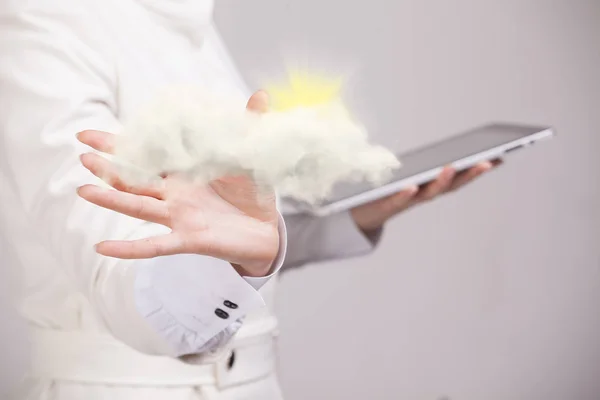 Mujer con nube y sol. Concepto sobre el tema de los servicios de computación en nube . — Foto de Stock