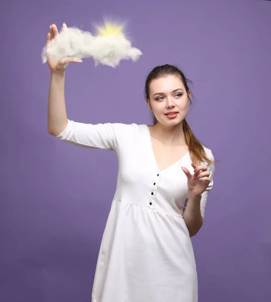 Mujer con nube y sol. Concepto sobre el tema de los servicios de computación en nube . — Foto de Stock
