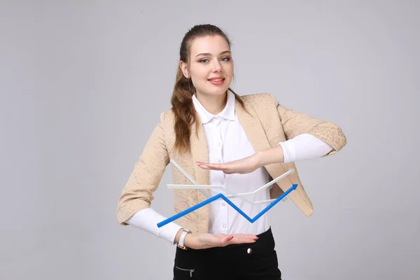 Geschäftsfrau arbeitet mit Wachstumsdiagramm auf grauem Hintergrund — Stockfoto