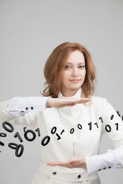 Frau, die mit binärem Code arbeitet, Konzept der digitalen Technologie. — Stockfoto