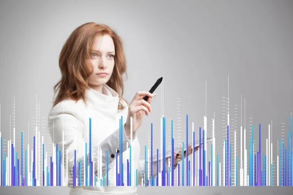 Pénzügyi adatok fogalmát. Analytics dolgozó nő. Diagram-grafikon-adatainak digitális képernyőn. — Stock Fotó