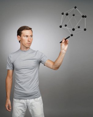 Genç adam molekül modeli ile çalışır.