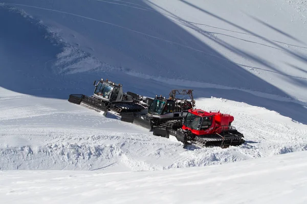 SOCHI, RUSIA - 22 DE MARZO DE 2014: Ratraks, máquinas de aseo, vehículos especiales de nieve . — Foto de Stock