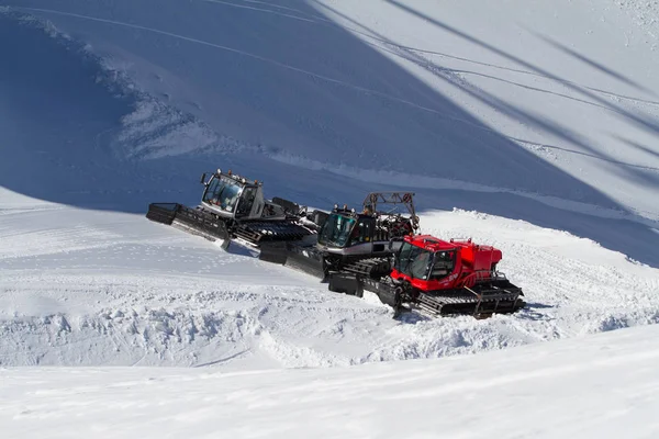 SOCHI, RÚSSIA - MARÇO 22, 2014: Ratraks, grooming machines, veículos especiais de neve . — Fotografia de Stock