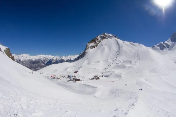 Lyžařské sjezdovky v lyžařském středisku horská. — Stock fotografie