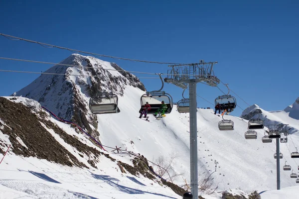 Skilift in de mountain skiresort. — Stockfoto