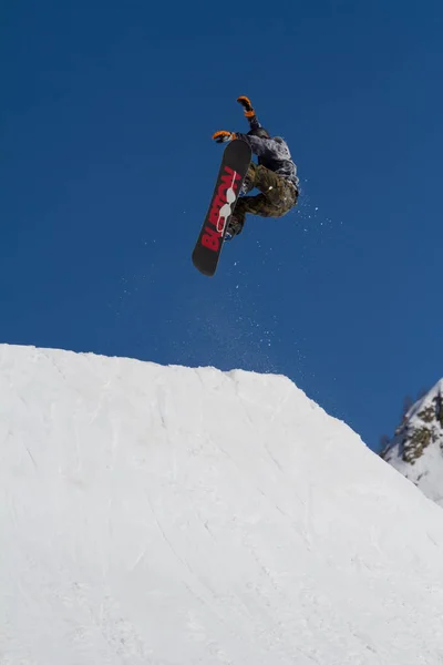 SOCHI, RÚSSIA - 22 de março de 2014: Saltos de snowboarder em Snow Park, estância de esqui — Fotografia de Stock