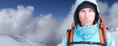 Uzun yürüyüşe çıkan kimse adam kış dağlarda.