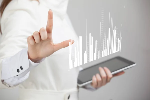 Concepto de datos financieros. Mujer trabajando con Analytics. Gráfico gráfico de información en pantalla digital . — Foto de Stock