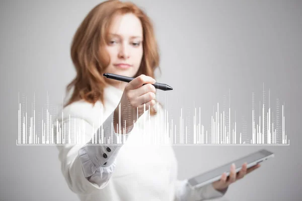 Concepto de datos financieros. Mujer trabajando con Analytics. Gráfico gráfico de información en pantalla digital . — Foto de Stock