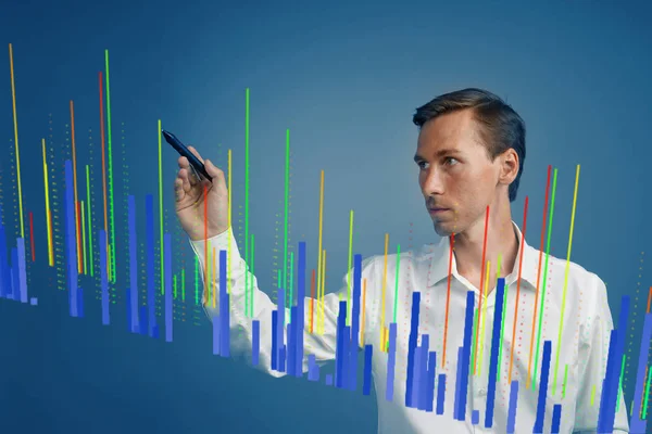 Οικονομικών δεδομένων έννοια. Ο άνθρωπος που εργάζεται με το Analytics. Γράφημα γραφήματος πληροφορίες σχετικά με ψηφιακή οθόνη. — Φωτογραφία Αρχείου