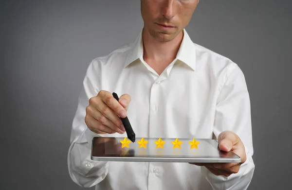 Vijf sterren rating of ranking, benchmarking concept. Man met tablet Pc beoordeelt service, hotel, restaurant — Stockfoto