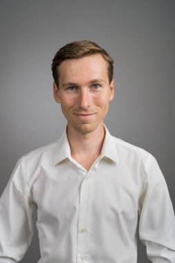 Beyaz gömlekli, portre gri arka plan üzerinde iş adamı.