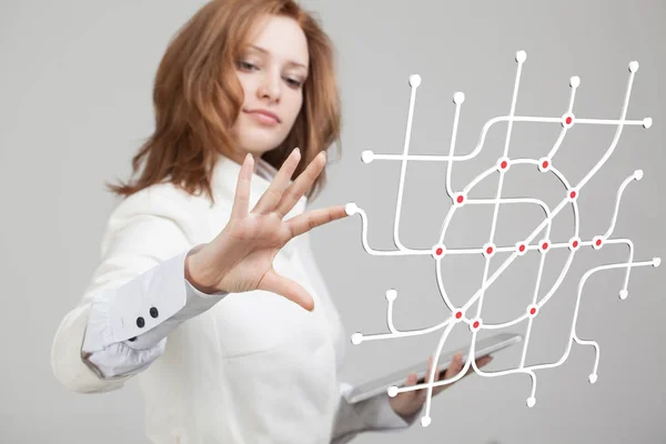 Vrouw specialist en planoloog werken met het interactieve metrokaart. — Stockfoto