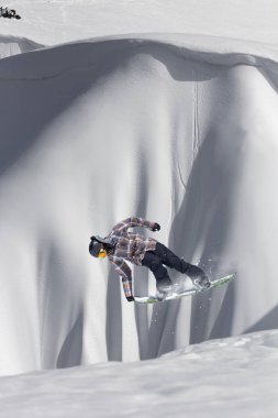Snowboard dağlarda, kış aşırı spor atlar..