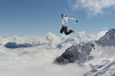 Snowboard dağlarda, kış aşırı spor atlar..