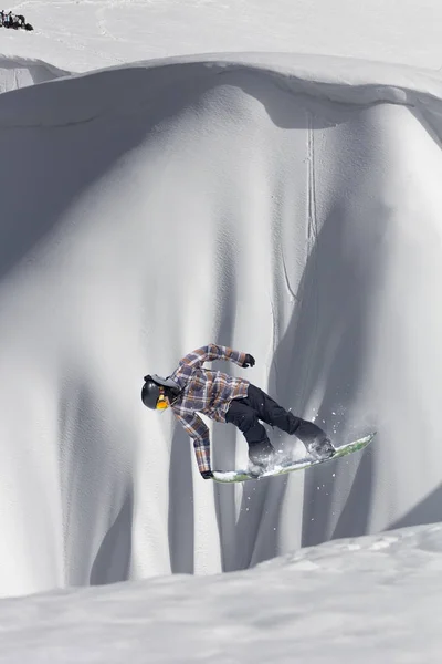 Snowboarder salta em montanhas, inverno esporte extremo . — Fotografia de Stock