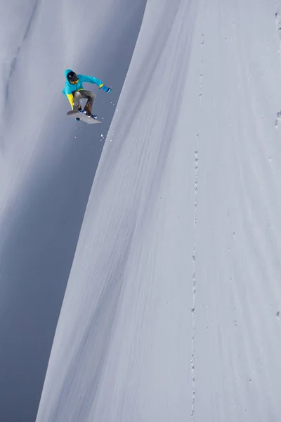 Snowboarder salta em montanhas, inverno esporte extremo . — Fotografia de Stock