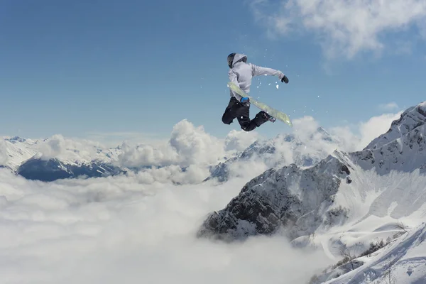 Snowboarder saute en montagne, sports extrêmes d'hiver . — Photo