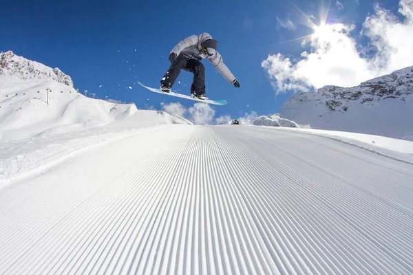 Snowboarder saute en montagne, sports extrêmes d'hiver . — Photo