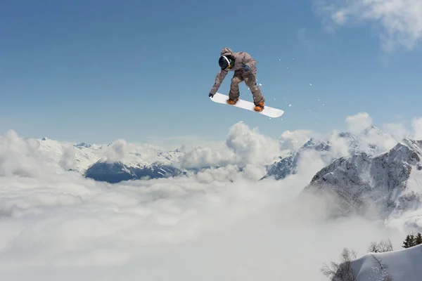 Snowboarder ugrik a hegyek, téli extrém sport. — Stock Fotó