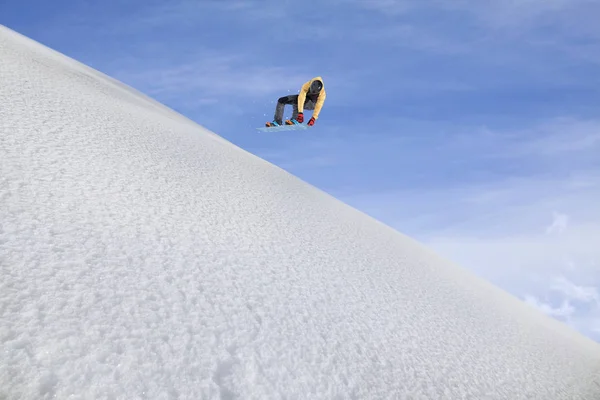 Snowboarder άλματα στα βουνά, χειμερινά σπορ. — Φωτογραφία Αρχείου