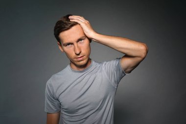 Genç adam bir baş ağrısı, sıkıntı bir jesti acı.