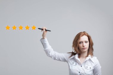 Beş yıldızlı değerlendirme veya sıralaması, kavram kıyaslama. Kadın değerlendiriyor Servisi, otel, Restoran