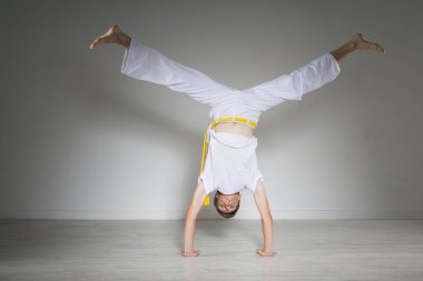 Genç adam bir amut, capoeira gerçekleştirir.