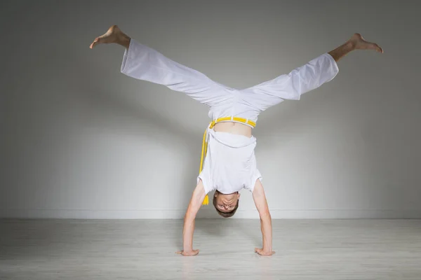 Mladý muž provádí stojka, capoeira. — Stock fotografie